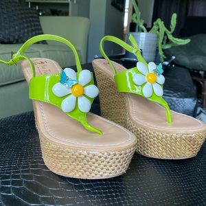 Light green daisy wedges, size 7 1/2 *box included